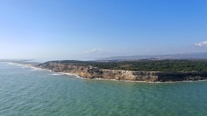 Naklejka premium Falaise et plage de Leucate et de la Franqui, vue du ciel