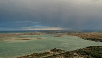 Plage de la Franqui et Leucate vue sous un ciel de pluie et arc-en-ciel (Aude, France)