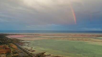 Plage de la Franqui et Leucate vue sous un ciel de pluie et arc-en-ciel (Aude, France)