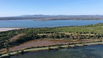 vue aérienne de l'Etang de Bages près de Narbonne dans l'Aude (France)