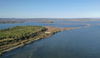 vue a&eacute;rienne de l'Etang de Bages pr&egrave;s de Narbonne dans l'Aude (France)
