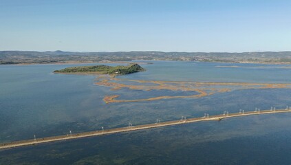 vue aérienne de l'Etang de Bages près de Narbonne dans l'Aude (France)