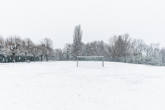 Terrain de football, sous la neige