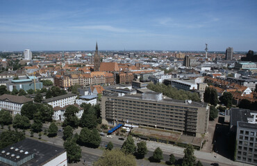 Fototapeta na wymiar Blick vom Turm des neuen Rathauses ueber die niedersaechsische L