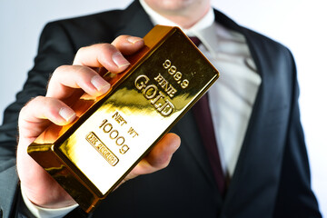 1000 g fine gold bars with businessman