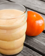 Joghurtgetränk mit Mandarinen auf Holz