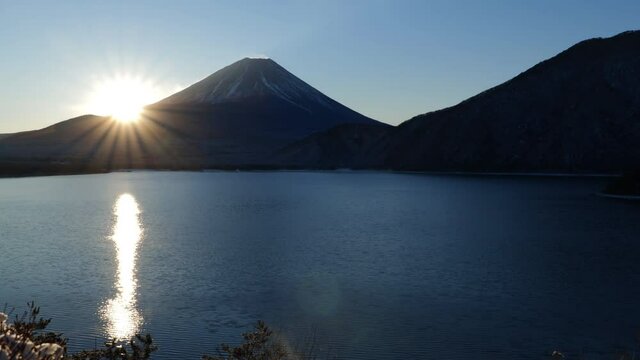本栖湖より望む夜明けの富士山の肩に昇る朝日（パンニング）