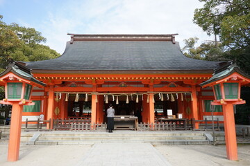 Obraz premium People praying at Pavilion or main Hall of Sumiyoshi jinjya or Shrine in Kyushu, Fukuoka prefecture, Japan - 住吉神社 御本殿 国指定重要文化財 福岡 九州 日本