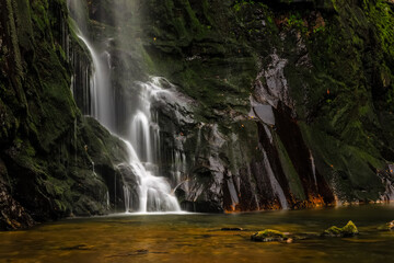 Cascada de un pequeño río