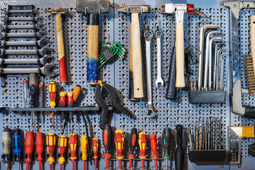 Werkzeugwand mit verschiedenen Werkzeugen in einer Werkstatt - obrazy, fototapety, plakaty