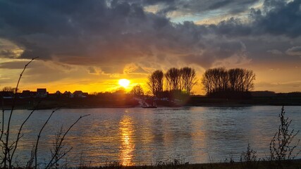 Obraz premium sunset over lake