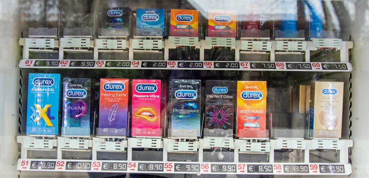 Distributeur de pr&eacute;servatifs.