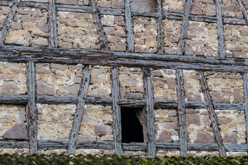 Gebäudeschäden an einem alten und historischen Fachwerkhaus