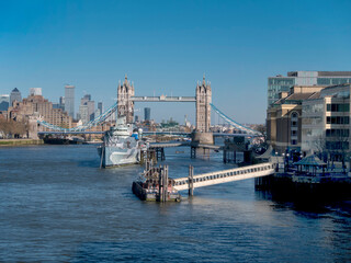 Obraz premium UK, England, London, Tower Bridge HMS Belfast Canary wharf