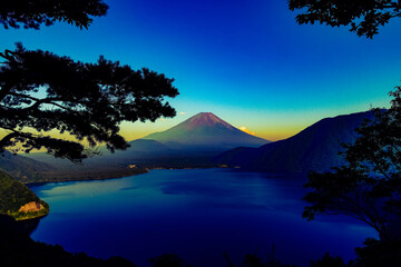 Naklejka premium 中ノ倉峠展望地から眺める富士山と本栖湖