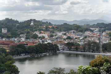 Überblick auf die Stadt Kandy in Sri Lanka mit dem „Kandy Lake“ im Mittelpunkt