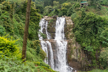 Fototapeta na wymiar Wasserfall mitten in einem Regenwald in Sri Lanka
