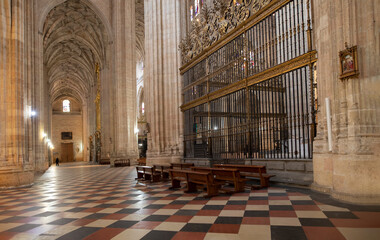 In terior de la catedral de Segovia españa .