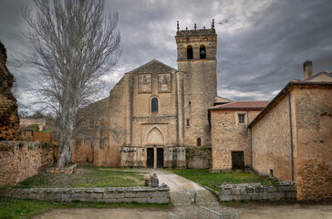 Fototapeta na wymiar Portada del Monasterio de Los Jerónimos en Segovia.