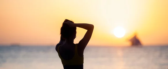 Photo sur Plexiglas Plage blanche de Boracay (Mise au point sélective) Vue imprenable sur la silhouette d& 39 une fille marchant sur une plage lors d& 39 un coucher de soleil magnifique et romantique. Plage blanche, île de Boracay, Philippines.