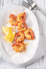 Shrimps with thyme and lemon wedges