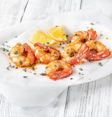 Shrimps with thyme and lemon wedges