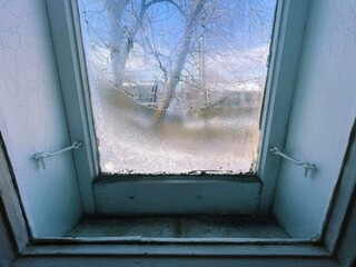 une vitre givrée en hiver