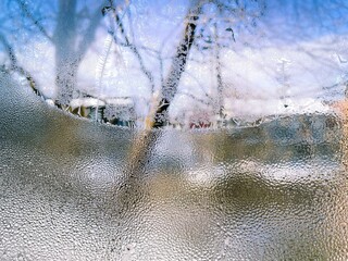 une vitre givrée en hiver