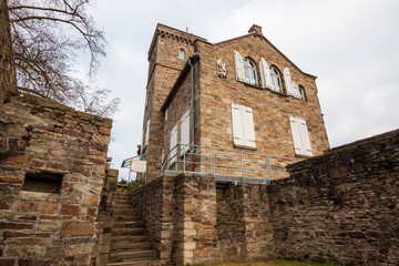 Fototapeta premium landhaus Custodis auf der alten Burganlage des Isenberg bei Hattingen über der Ruh