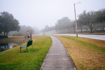 Obraz premium A Florida community in a foggy winter morning 