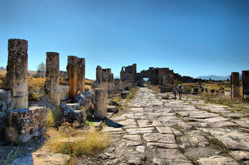Fototapeta premium Panoramic view of the ancient Roman ruins of Hierapolis (Anatolia, Turkey). Next to the natural hot springs of Pamukkale. 