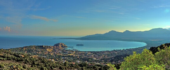 Vue panoramique sur la ville et la baie de Calvi
