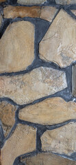 Piedras incrustadas en la pared con diferentes texturas