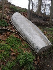 Petit bâteau stoqué au bord de la rivière