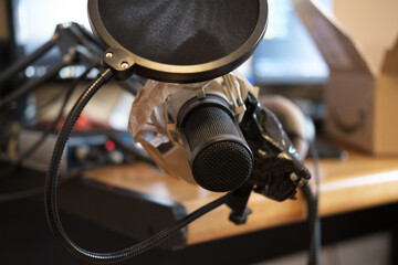 Mikrofon im Home Recording Studio für Indie Musikproduktion und Tonaufnahmen
