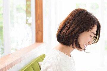 部屋でリラックスする女性