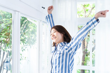 パジャマを着た女性