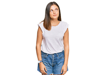 Obraz premium Young caucasian woman wearing casual white tshirt smiling looking to the side and staring away thinking.