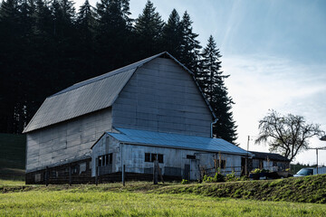 Obraz premium Large barn in the rural countryside outside Portland, Oregon.