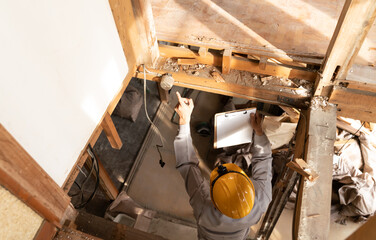 住宅リフォーム　解体現場 ジョイントボックス調査するビジネスマン　