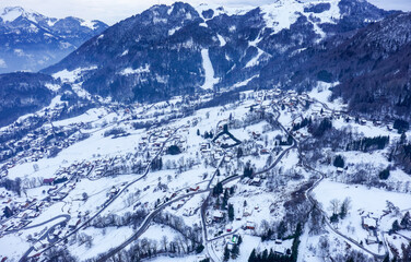 Vue aérienne prise au drone sur les montagnes et villages de Haute-Savoie, hiver et neige
