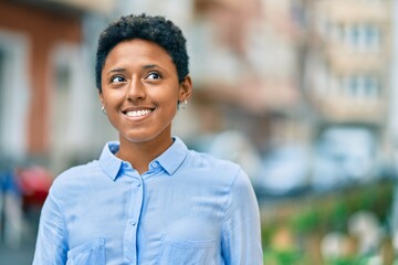 Obraz premium Young african american girl smiling happy standing at the city.