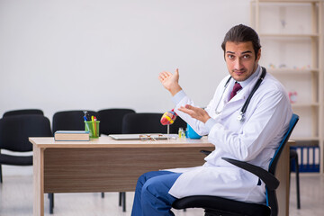 Fototapeta premium Young male doctor giving seminar in the classroom