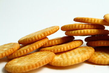 Round shape cheese crackers