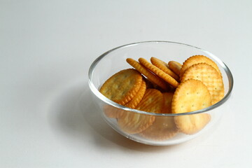 Round shape cheese crackers
