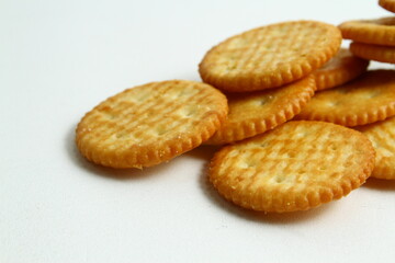 Round shape cheese crackers
