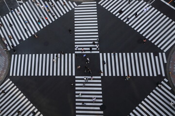 買い物客が行き交う銀座のスクランブル交差点
