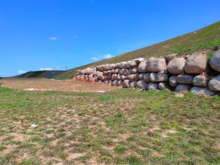 Natural boulders are used as retaining walls of ground banks that have been embanked. Other slopes...