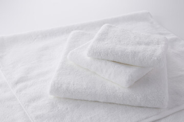 Obraz premium 真っ白で柔らかい、清潔なタオル