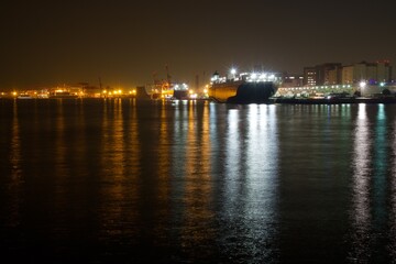 Fototapeta na wymiar 芝浦南埠頭公園　夜景　ブルーライトアップ レインボーブリッジ　対岸に停泊するタンカー